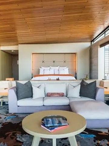 Luxus Suite mit modernem Design und gemütlichem Sofa vor einem King-Size-Bett