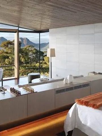 Luxussuite mit Panoramablick auf die Berge und moderne Einrichtung.