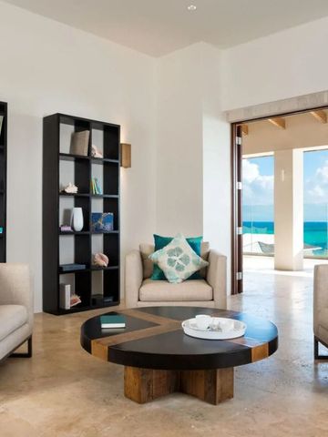 Lounge mit modernen Möbeln und Aussicht auf das Meer durch eine offene Tür