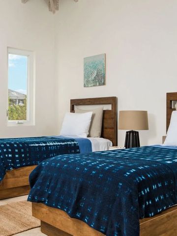 Zimmer mit zwei Einzelbetten und blauer Bettwäsche, Fenster mit Ausblick