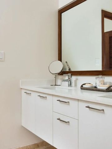 Modernes Waschbecken mit großem Spiegel und eleganten Armaturen