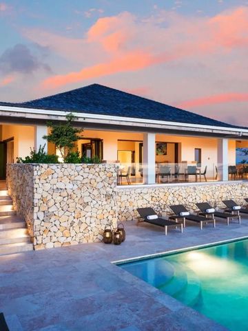 Villa mit beleuchtetem Swimmingpool bei Sonnenuntergang