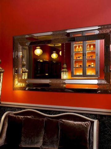 Exquisite Lichtelemente und Spiegel in einem edlen Salon