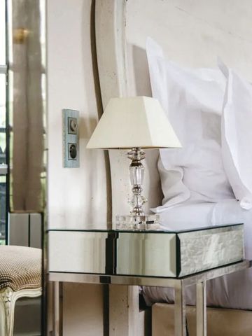 Charmantes Detail eines stilvoll eingerichteten Schlafzimmers im Hotel