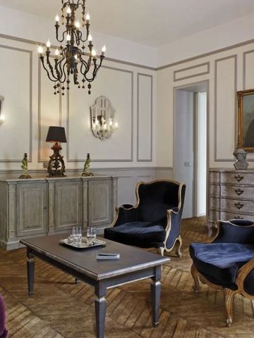 Elegantes Wohnzimmer in einem historischen Stil mit Kronleuchter und antiken Möbeln