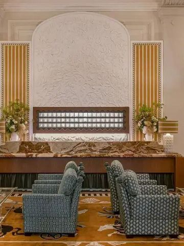 Elegante Hotel-Lobby mit luxuriösen Möbeln und feinen Dekorakzenten