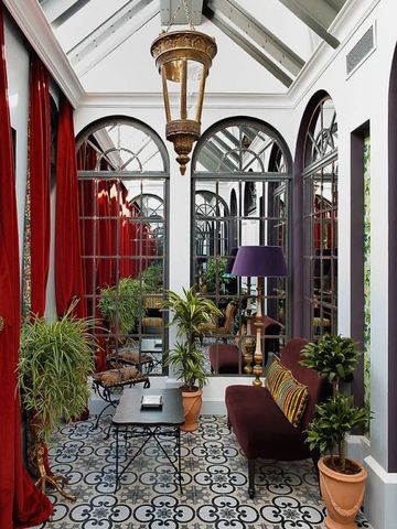 Eleganter Wintergarten mit Pflanzen und stilvollen Möbeln im Hotel Saint James Paris