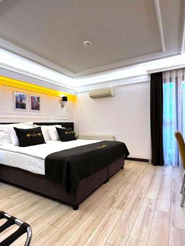 Modernes Hotelzimmer mit großem Bett und eleganter Beleuchtung