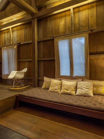 Wohnbereich mit stilvollem Tagesbett und sanfter Beleuchtung