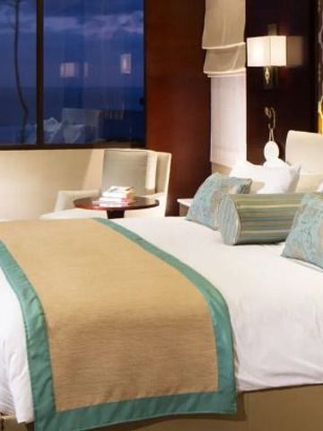 Luxuriöses Zimmer mit Blick auf den Ozean bei Nacht