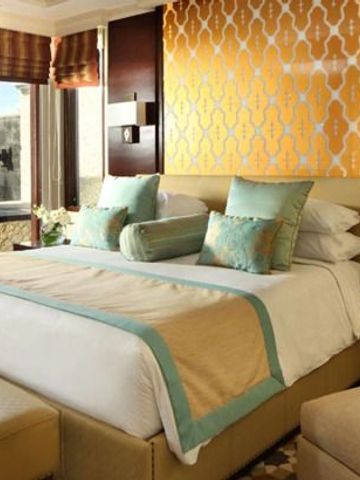 Hochwertiges Zimmerdesign mit goldenen Akzenten