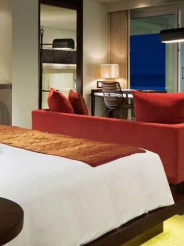 Elegantes Zimmer mit modernem Design und Meerblick im Samabe Bali Suites & Villas