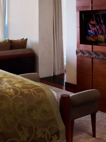 Luxuriöses Zimmer mit traditionell balinesischem Dekor im Samabe Bali Suites & Villas