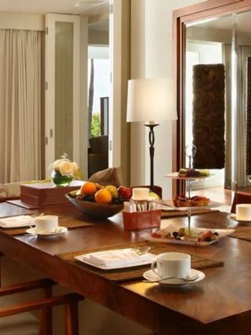 Elegantes Esszimmer mit stilvoller Einrichtung im Samabe Bali Suites & Villas