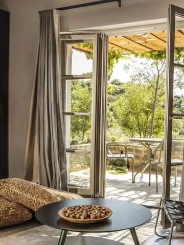 Moderner Wohnraum mit Zugang zur Terrasse mit Blick in die Natur im San Canzian Hotel