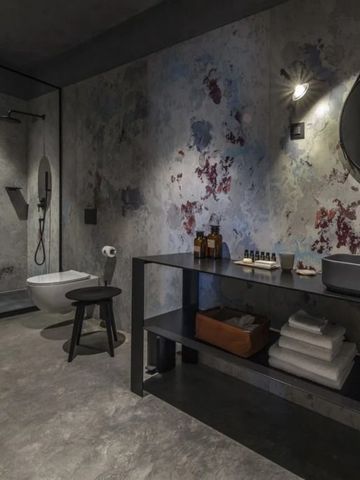 Hochwertiges Badezimmer mit edlem Design und großer Regendusche im San Canzian Hotel