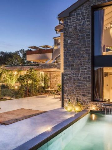 Charmante Steinfassade mit privatem Pool beleuchtet bei Dämmerung