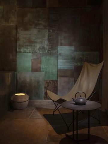 Stilvoller Entspannungsbereich mit modernem Teeset