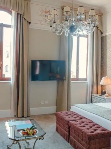 Elegantes Zimmer mit Doppelbett und klassischem Dekor.