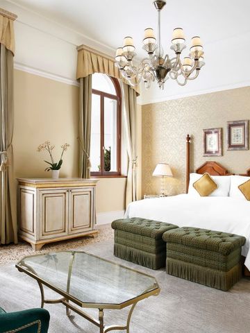 Großzügiges Zimmer mit elegantem Design und großen Fenstern.