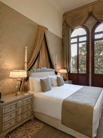 Elegantes Doppelzimmer mit stilvollen Vorhängen und klassischen Möbeln.