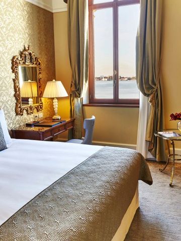 Komfortables Zimmer mit Blick auf die Lagune und luxuriösen Möbeln.