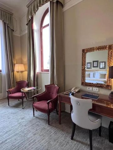 Hotelzimmer-Sitzbereich mit zwei roten Sesseln und großem Fenster