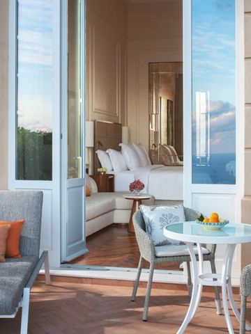 Elegante Terrasse mit Sitzbereich und direktem Zugang zum Hotelzimmer