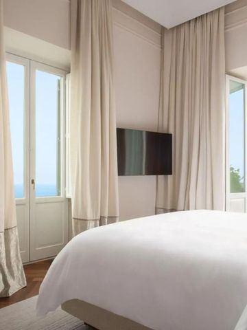 Geräumiges und lichtdurchflutetes Hotelzimmer mit Aussicht auf das Meer