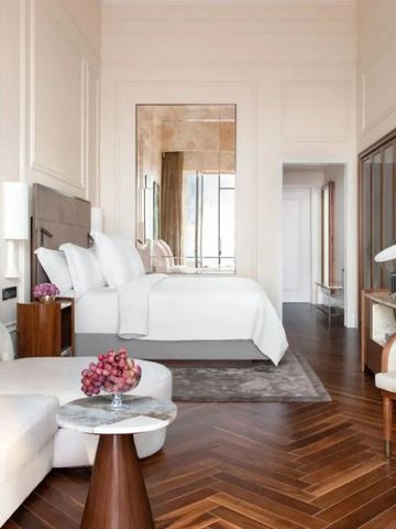 Elegantes Hotelzimmer mit weißem Bett und moderner Einrichtung