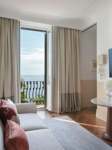 Helles Wohnzimmer mit Meerblick und komfortablem Sofa