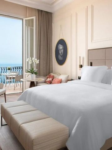 Zimmer mit Doppelbett und Balkon mit Meerblick