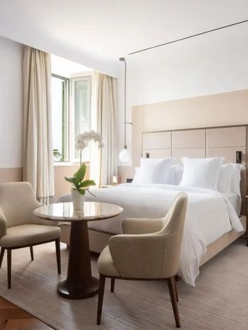 Modernes Hotelzimmer mit großem Bett und Sitzbereich