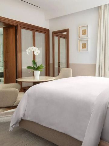 Helles Zimmer mit Doppelbett, Sitzbereich und Blick nach draußen