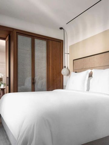 Modernes Hotelzimmer mit einem großen, gemütlichen Bett