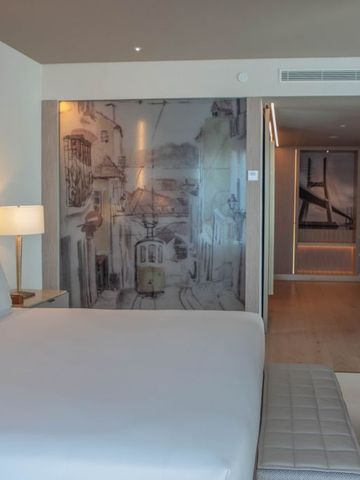 Modernes Zimmer mit stilvollem Dekor und Kunstwerk