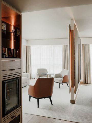 Geräumige Suite mit eleganter Einrichtung und Sitzgelegenheiten