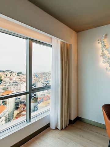 Helle Sitzecke mit Panoramafenster mit Blick auf die Stadt