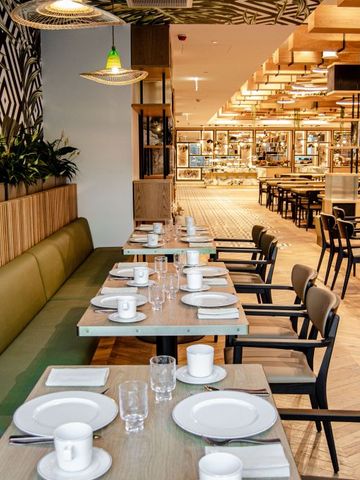 Modernes Restaurant mit gedeckten Tischen und stilvoller Beleuchtung