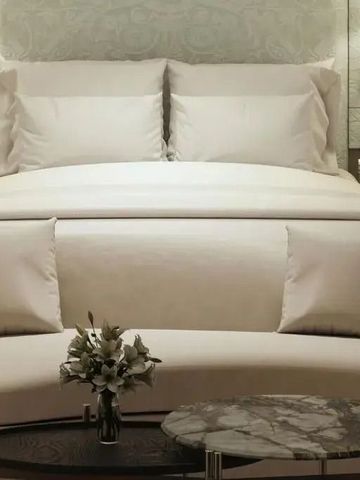 Luxuriöses Doppelbett in einem edel eingerichteten Hotelzimmer mit sanfter Beleuchtung