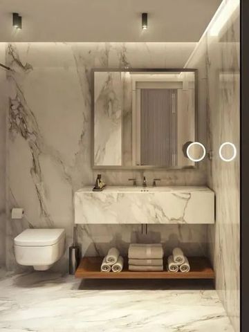 Luxuriöses Badezimmer mit Marmordekor und eleganten Armaturen