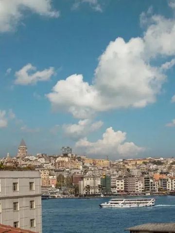 Atemberaubender Blick auf den Bosporus mit vorbeifahrenden Booten