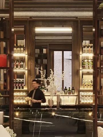 Elegante Hotelbar mit reichlich verzierten Holzelementen und Bücherregalen