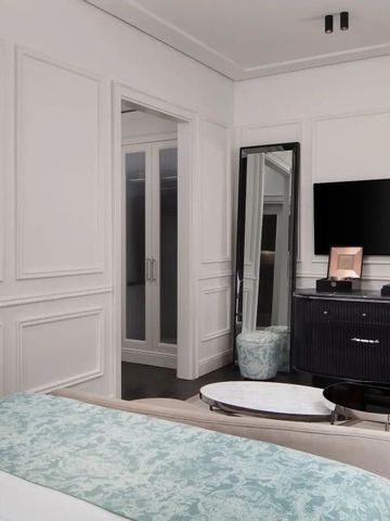 Helles Hotelzimmer mit moderner Inneneinrichtung und Flachbild-TV