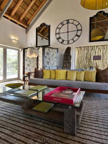 Wohnraum mit hohen Decken und rustikalen Holzelementen