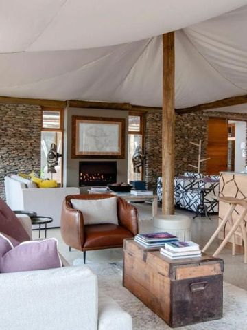 Geräumiger Lounge-Bereich mit Kamin und modernen Möbeln