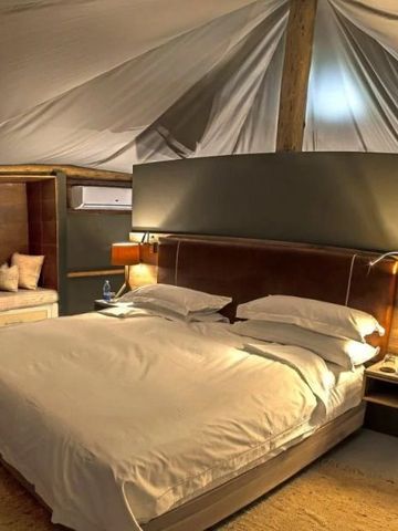 Zeltartiges Schlafzimmer mit gemütlicher Beleuchtung