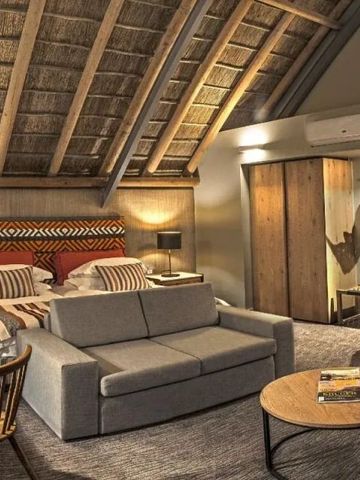 Gemütliches Schlafzimmer mit stilvoller Einrichtung und Holzdach.