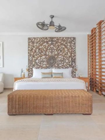 Geräumige Suite mit kunstvollem Kopfteil und luxuriöser Einrichtung.