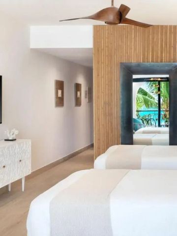 Modernes Zweibettzimmer mit stilvoller Dekoration und Balkonblick.